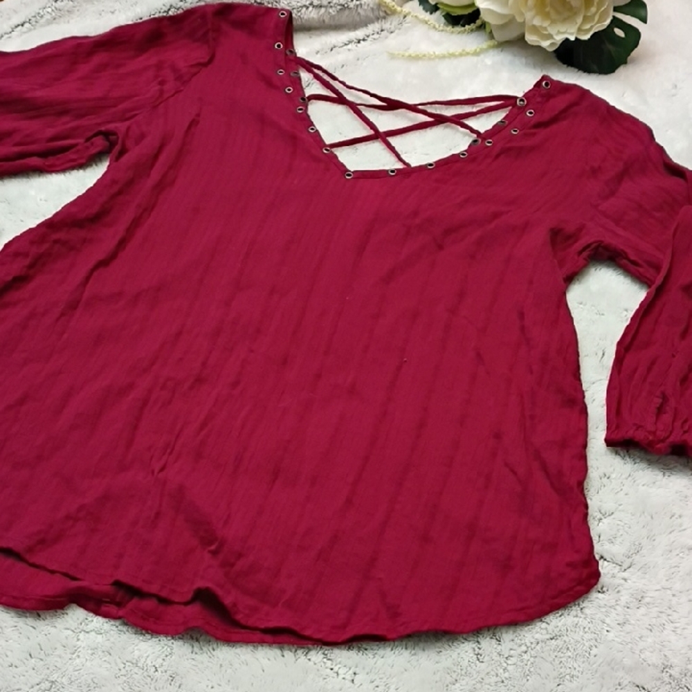 ♥️ Hollister Size Medium Red 3/4 Sleeve Criss Cross Back Blouse